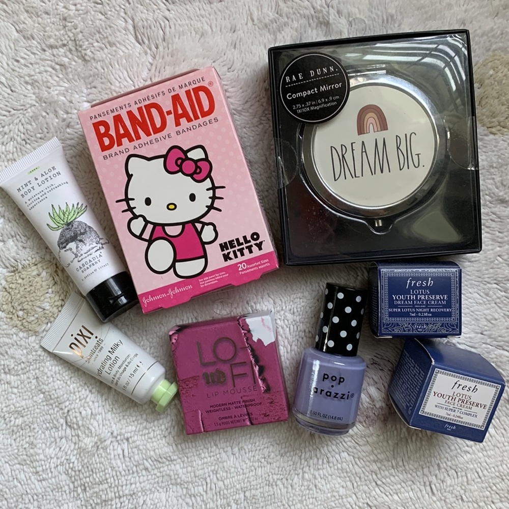 🍦HOST PICK🍦8 pieces ! Urban Decay Lo-Fi Lip Mousse, fresh, Hello Kitty 🐱